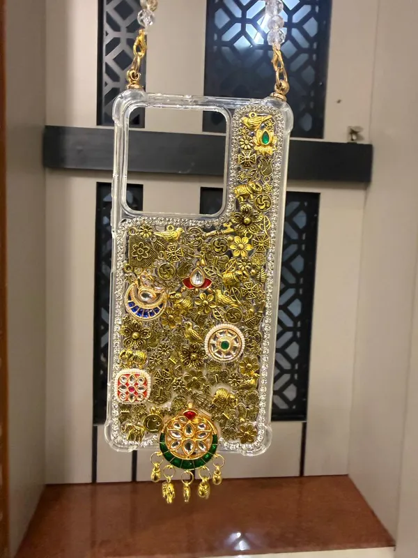 Royal_Kundan_&_Gold_Filigree_Artisan_Phone_Case_with_Crystal_Crossbody_Strap