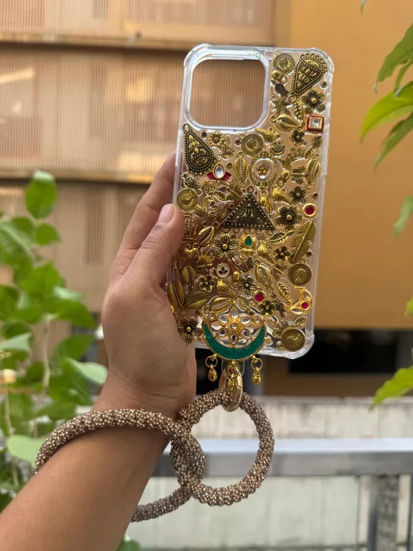 Stylish_Gold_Oxodised_Charms_Stuuded_Case_With_Hand_Sling__(This_Design_Coustomise_For_All_Phone_Model)