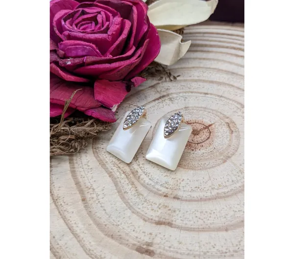 Gold_&_White_American_Diamond_Alloy_Trendy_Earring_For_Women