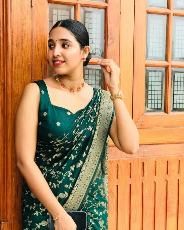 Banarasi_Semi_Silk_Saree_with_Unstiched_Blouse_Piece