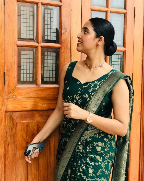 Banarasi_Semi_Silk_Saree_with_Unstiched_Blouse_Piece