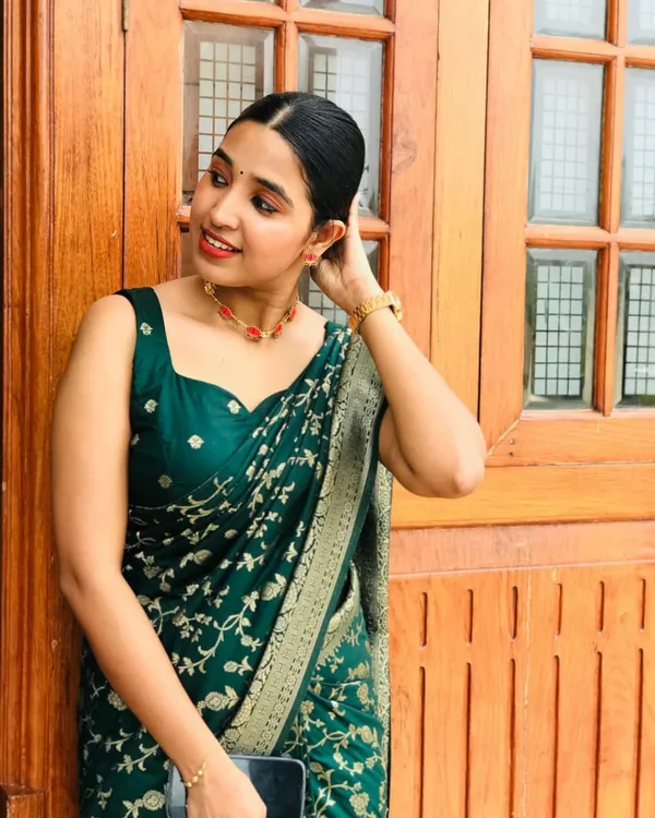 Banarasi_Semi_Silk_Saree_with_Unstiched_Blouse_Piece