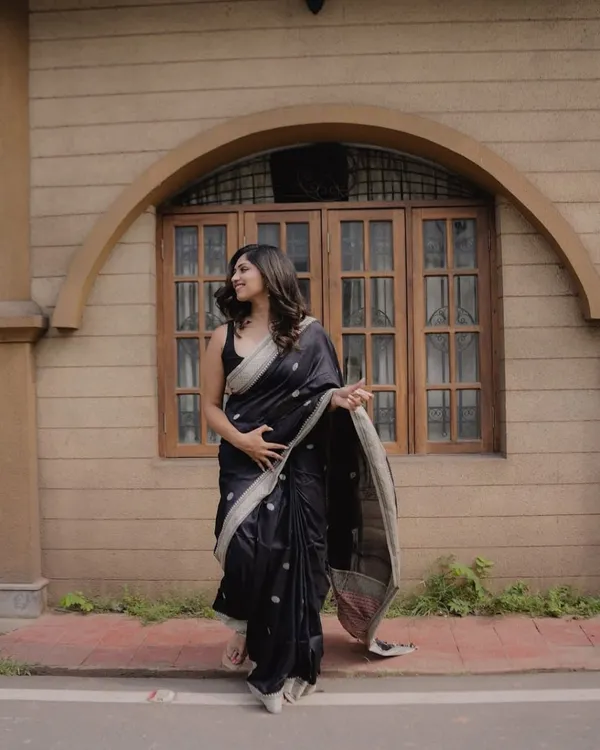 Beautiful_Black_Banarasi_Sarees_With_blouse_piece