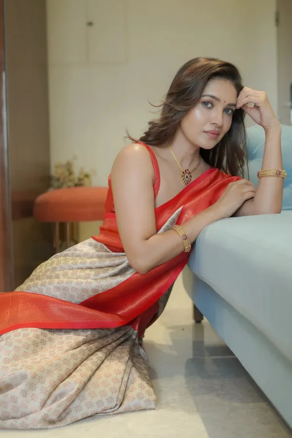 Off_White_Soft_Silk_Saree_with_Blouse_Piece_For_Women