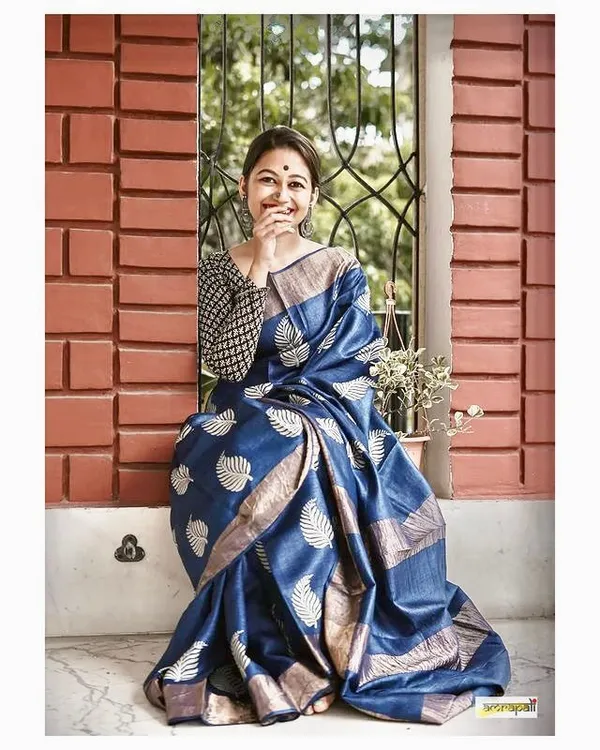 Exuberant_Navy_Blue_Banarasi_Silk_Saree_With_Symmetrical_Blouse_Piece