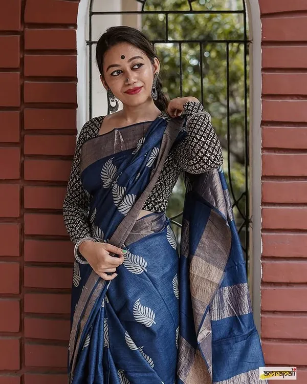 Exuberant_Navy_Blue_Banarasi_Silk_Saree_With_Symmetrical_Blouse_Piece