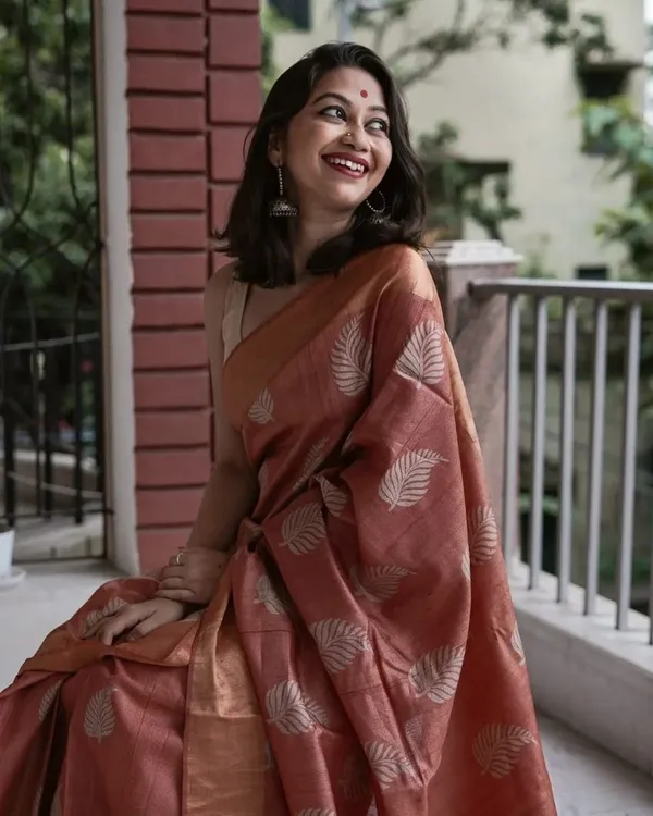 Exuberant__Orange_Banarasi_Silk_Saree_With_Symmetrical_Blouse_Piece