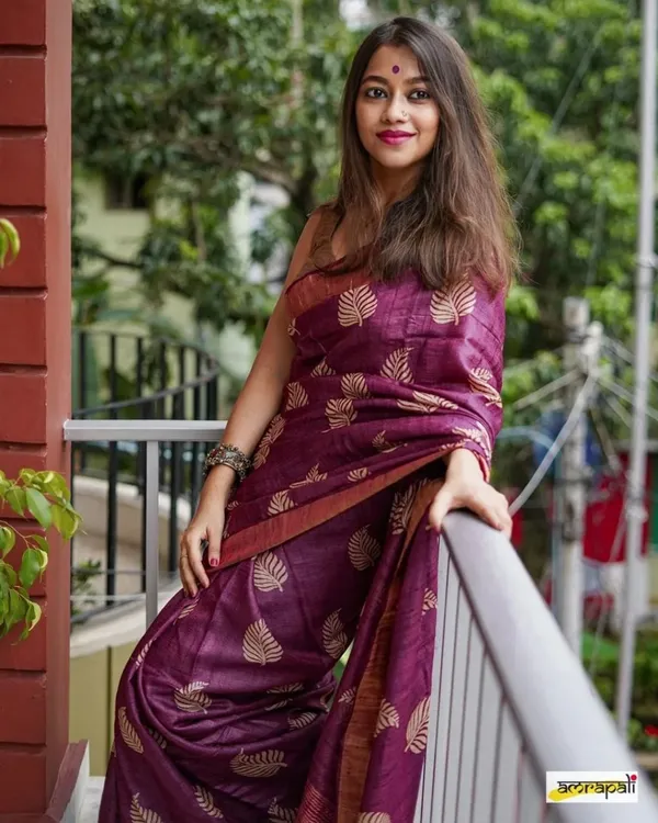 Exuberant_wine__Banarasi_Silk_Saree_With_Symmetrical_Blouse_Piece