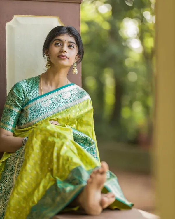 Parrot_Green_Soft_Silk_Saree_With_Blouse_Piece_For_Women