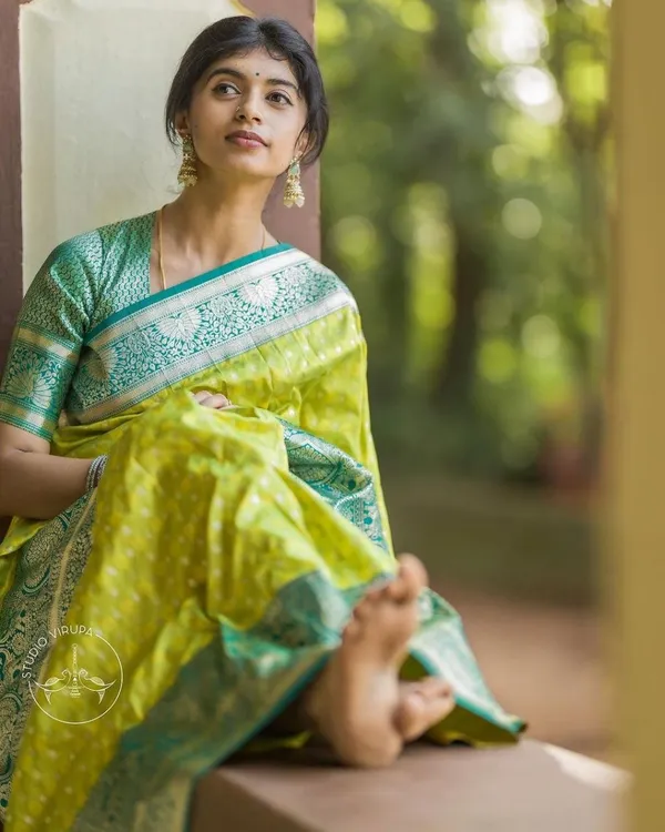 Parrot_Green_Soft_Silk_Saree_With_Blouse_Piece_For_Women