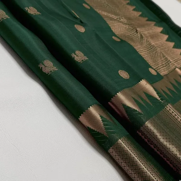 Green_Soft_Silk_Saree_With_Blouse_Piece_For_Women