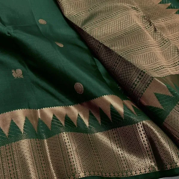 Green_Soft_Silk_Saree_With_Blouse_Piece_For_Women