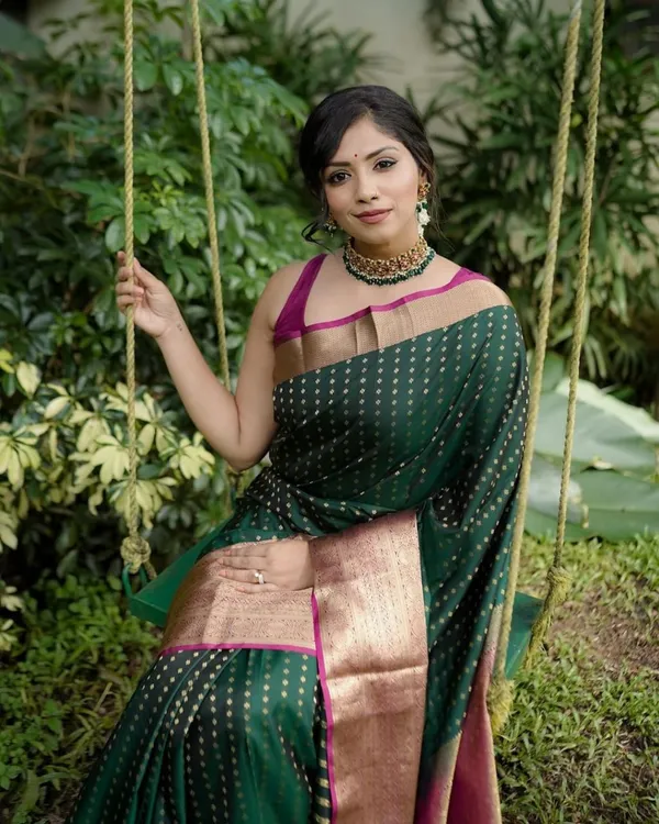 Prominent_Green_Banarasi_Silk_Traditional_Saree_with_Blouse_piece
