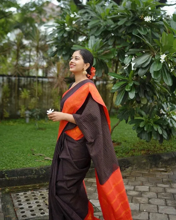 Black_Soft_Silk_Saree_With_Blouse_Piece_For_Women