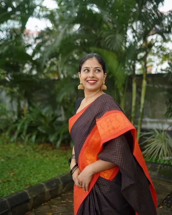 Black_Soft_Silk_Saree_With_Blouse_Piece_For_Women