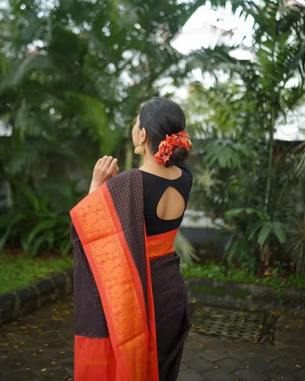 Black_Soft_Silk_Saree_With_Blouse_Piece_For_Women