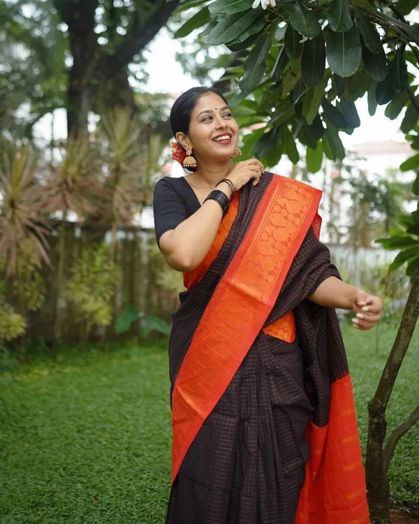 Black_Soft_Silk_Saree_With_Blouse_Piece_For_Women
