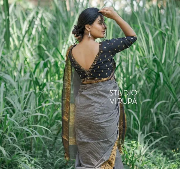 Gray_Soft_Silk_Banarasi_Saree_With_Blouse_Piece_For_Women