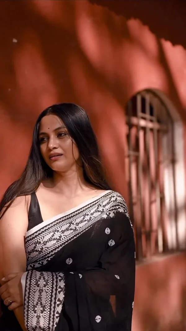 Black_Soft_Banarasi_Silk_Saree_With_Blouse_Piece_For_Women