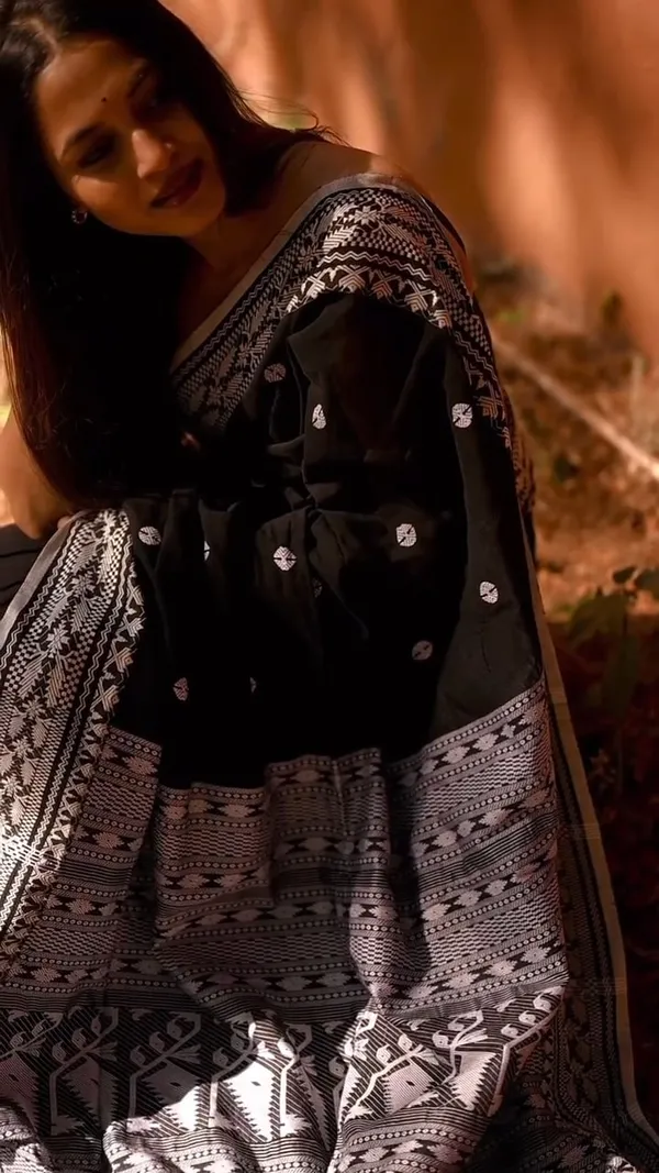 Black_Soft_Banarasi_Silk_Saree_With_Blouse_Piece_For_Women