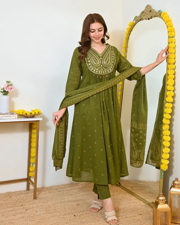 Green_Paisley_Handwork_A_Line_Mul_Cotton_Suit