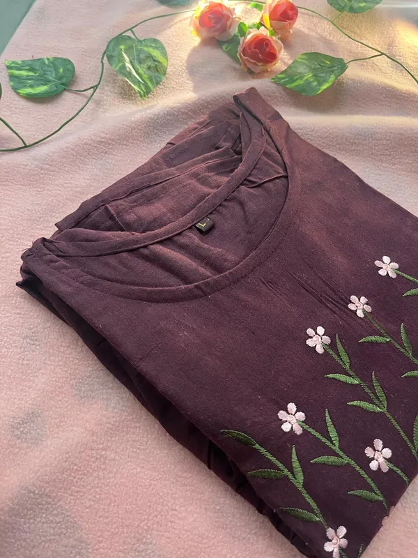 This_is_a_purple_knee-length_A-line_dress_with_short_sleeves_and_a_round_neckline._The_bodice_features_colorful_floral_embroidery._It_is_paired_with_a_beige_shoulder_bag_and_beige_sandals._This_style_is_suitable_for_casual_outings,_brunches,_or_daytime_events.