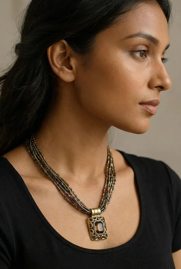 Multistrand_pendant_necklace
