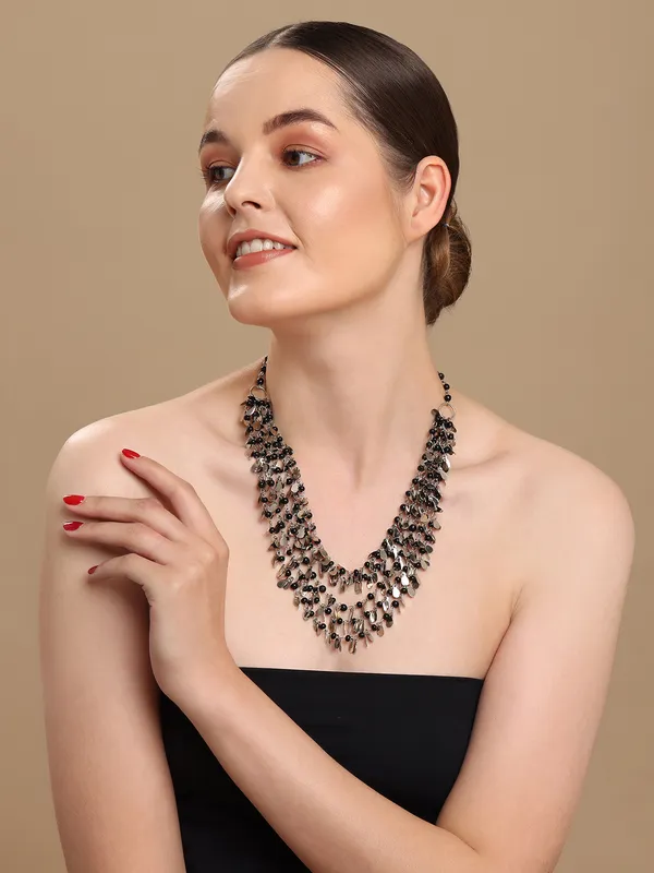 multilayered_silver_metal_necklace_with_chimes