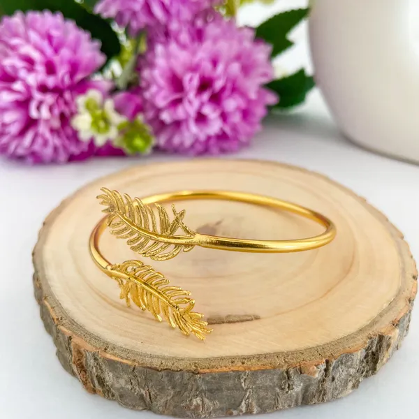 Golden_Handmade_Brass_Single_Leaf_Bracelet_For_Women