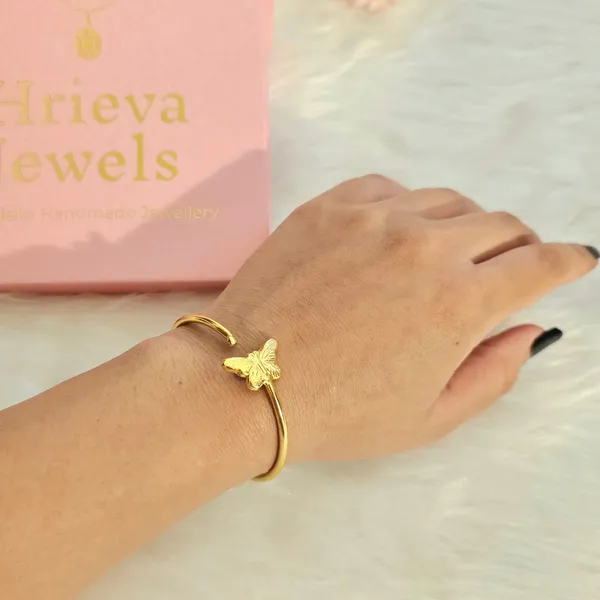 Golden_Handmade_Brass_Single_Leaf_Bracelet_For_Women