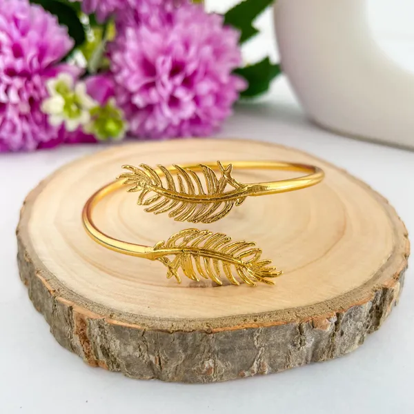 Golden_Handmade_Brass_Single_Leaf_Bracelet_For_Women