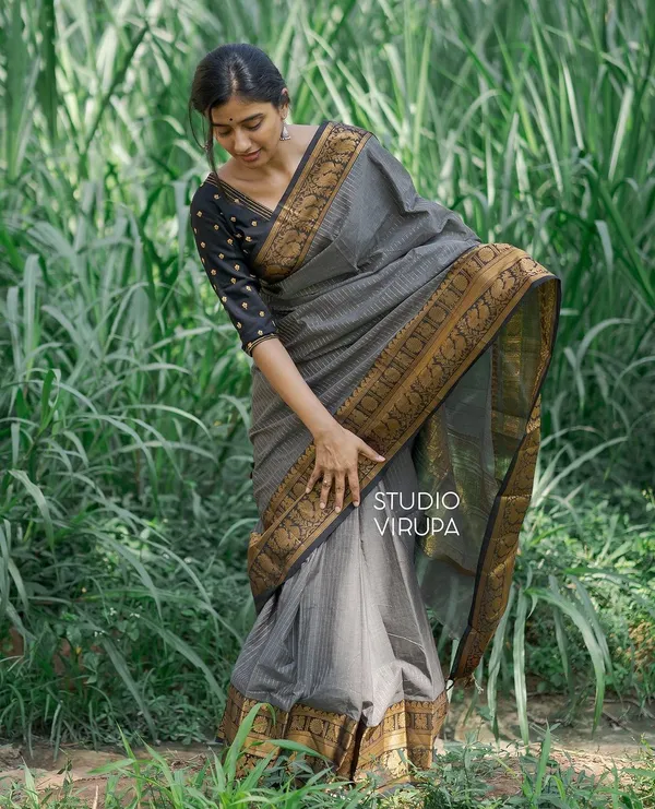 Woven_Kanjivaram_Jacquard_Banarasi_Silk_Saree