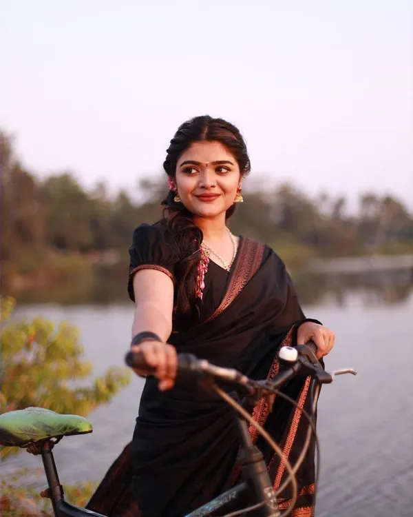 Woven_Kanjivaram_Jacquard_Banarasi_Silk_Saree