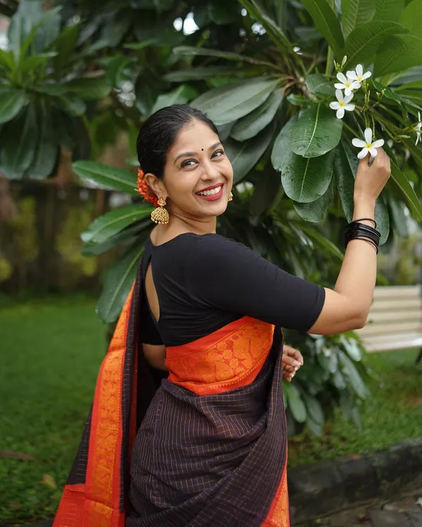 Woven_Kanjivaram_Jacquard_Banarasi_Silk_Saree