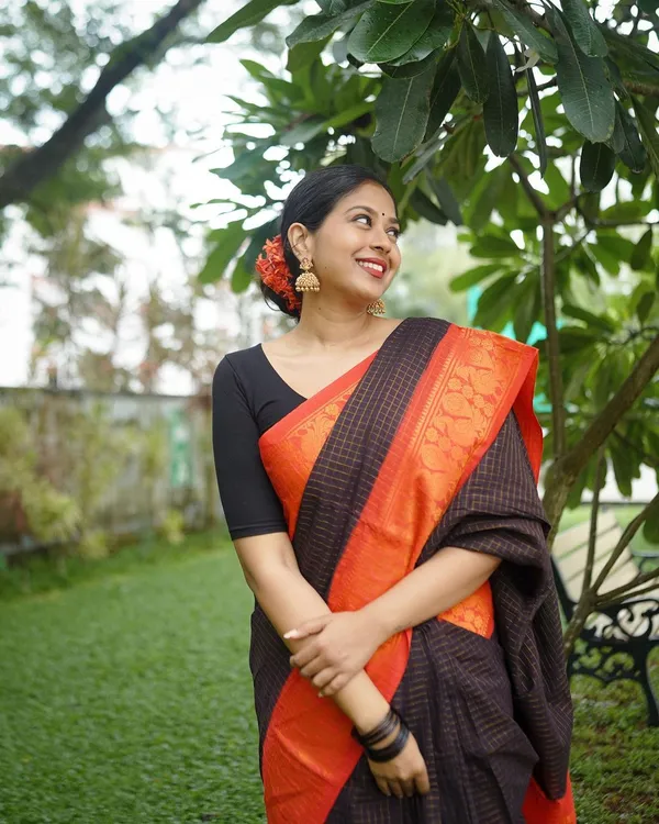 Woven_Kanjivaram_Jacquard_Banarasi_Silk_Saree