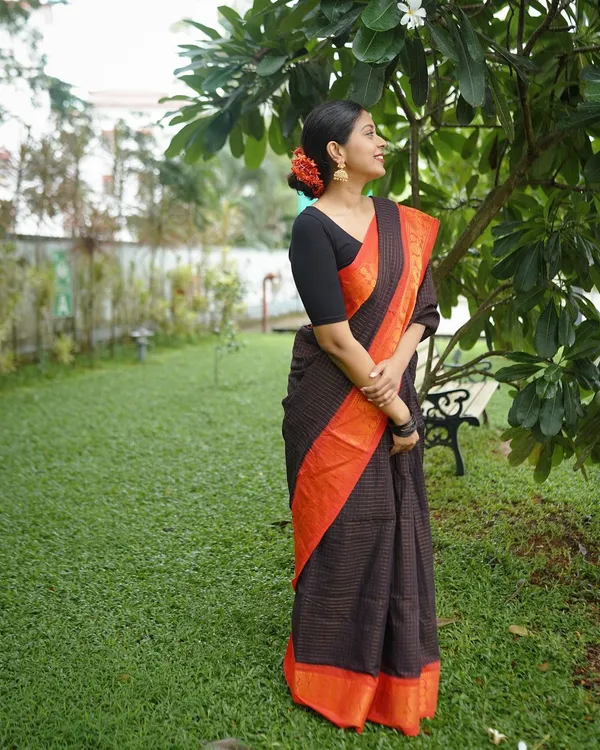 Woven_Kanjivaram_Jacquard_Banarasi_Silk_Saree