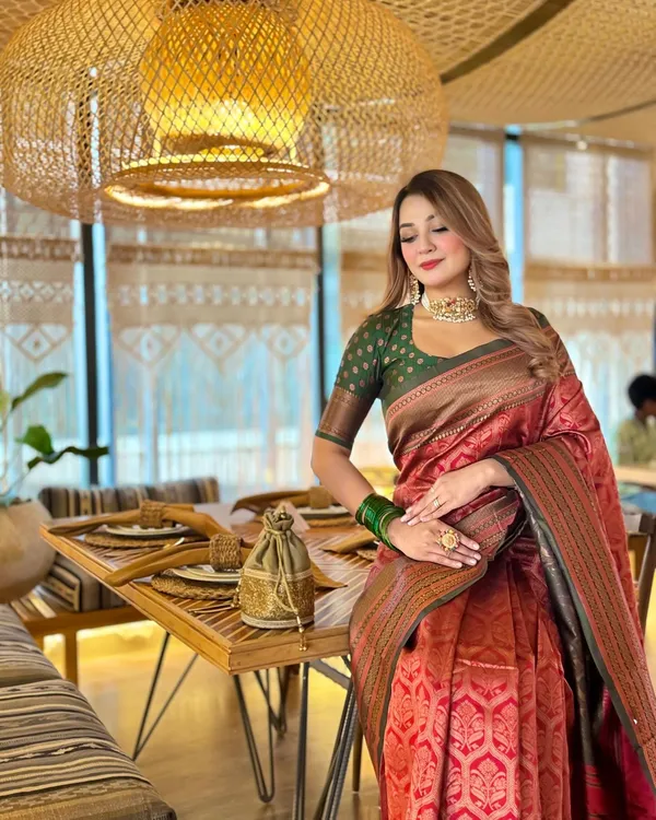 Woven_Kanjivaram_Jacquard_Banarasi_Silk_Saree