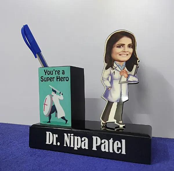 Personalized_Doctor_Caricature_Pen_Holder_Stand