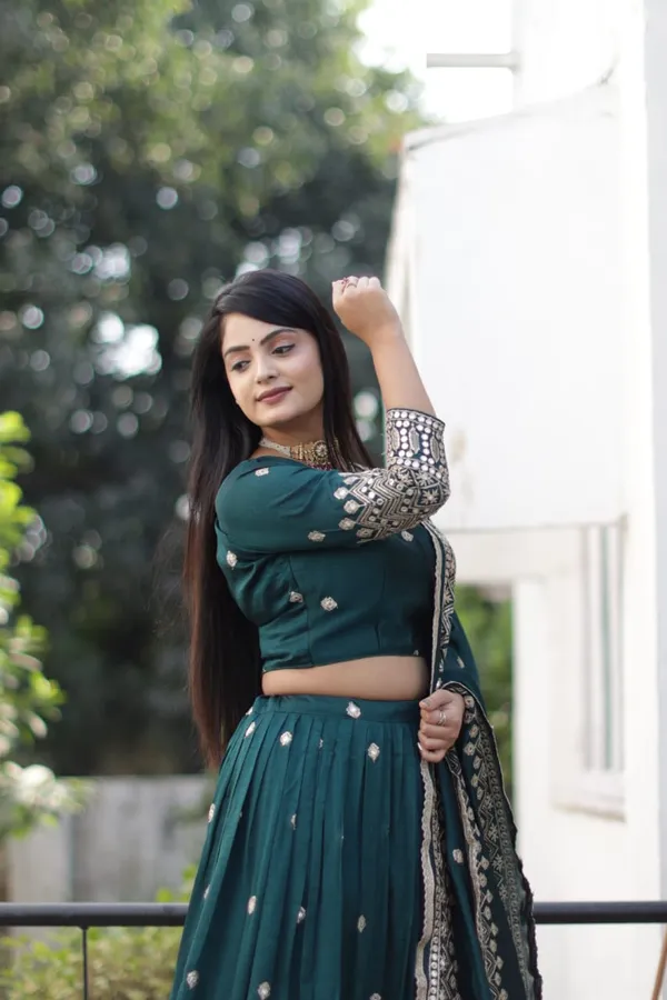 Stunning_Lehenga_crafted_from_Vichitra_fabric
