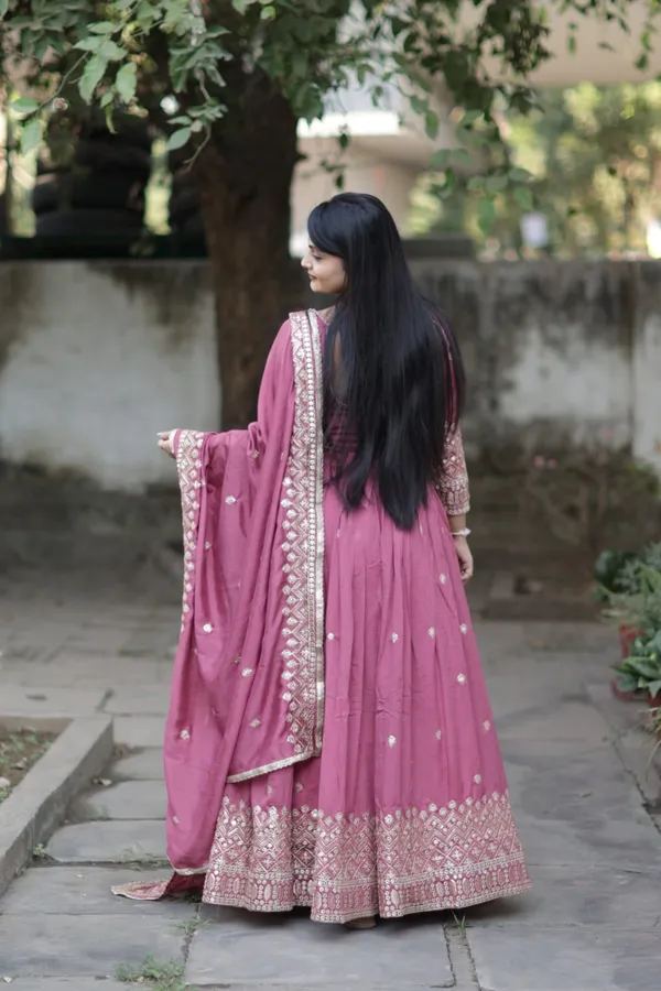 Stunning_Lehenga_crafted_from_Vichitra_fabric