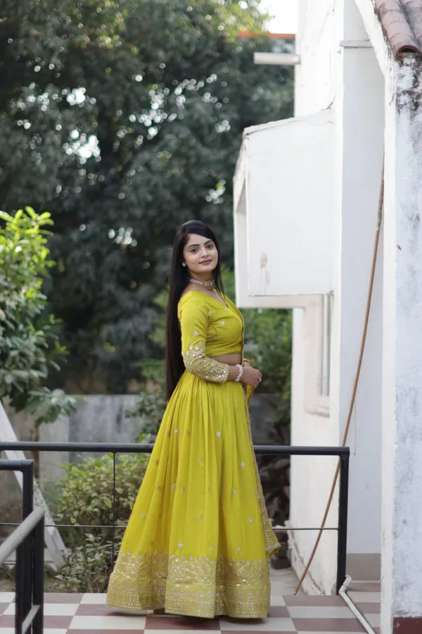 Stunning_Lehenga_crafted_from_Vichitra_fabric