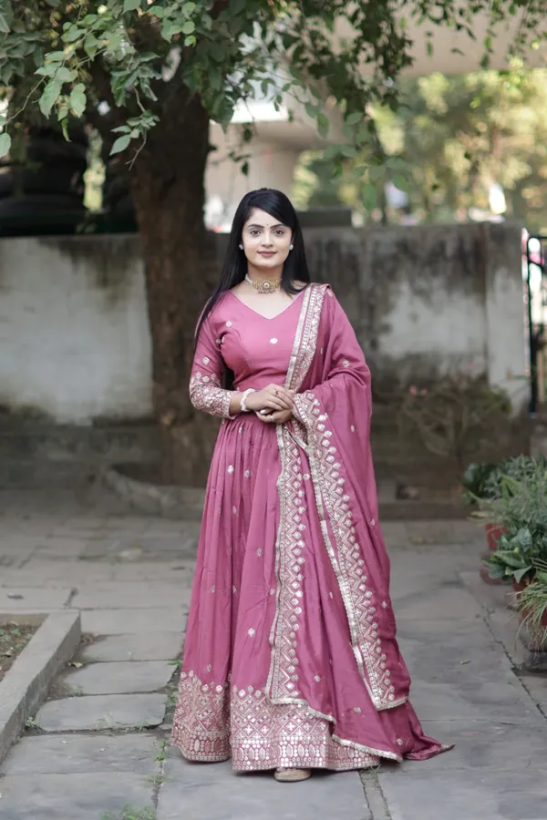 Stunning_Lehenga_crafted_from_Vichitra_fabric