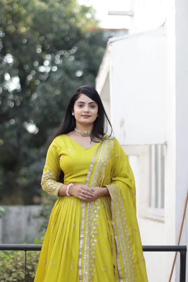 Stunning_Lehenga_crafted_from_Vichitra_fabric