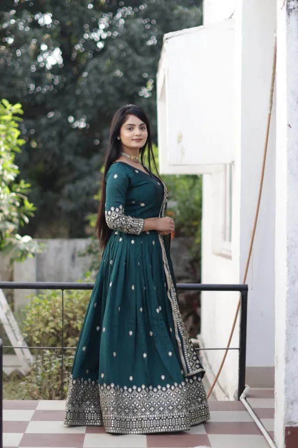 Stunning_Lehenga_crafted_from_Vichitra_fabric