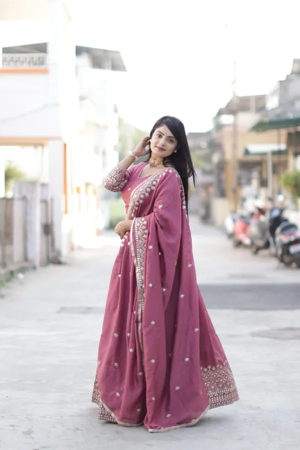 Stunning_Lehenga_crafted_from_Vichitra_fabric