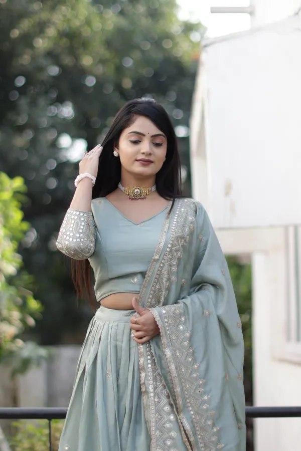 Stunning_Lehenga_crafted_from_Vichitra_fabric