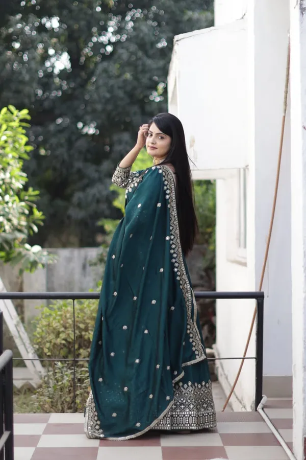 Stunning_Lehenga_crafted_from_Vichitra_fabric