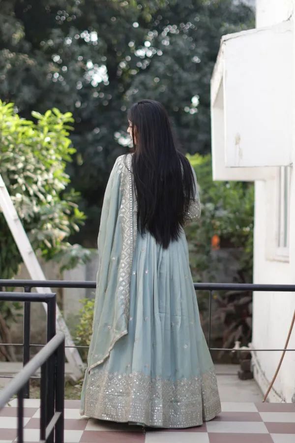 Stunning_Lehenga_crafted_from_Vichitra_fabric