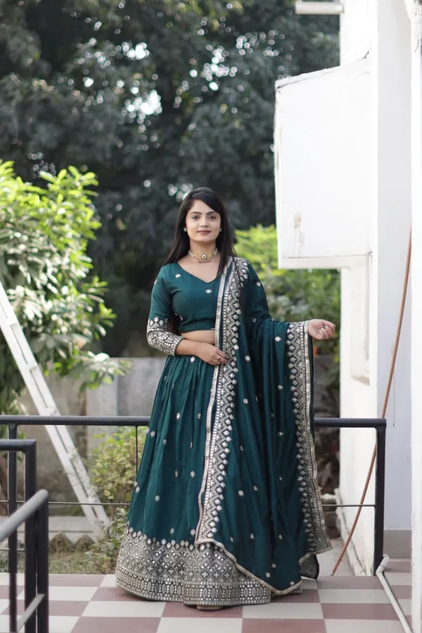 Stunning_Lehenga_crafted_from_Vichitra_fabric