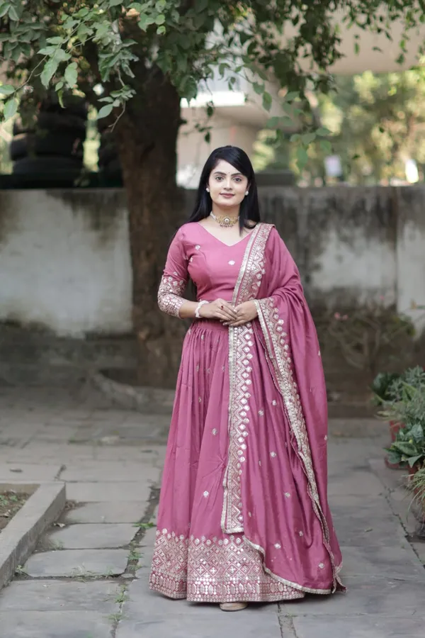 Stunning_Lehenga_crafted_from_Vichitra_fabric